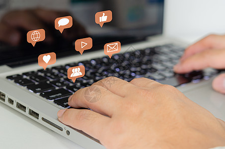 用手按下笔记本电脑的键盘 图标虚拟接口技术概念 社交网络在线商务交流或社交聊天图片