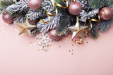 圣诞节或新年粉红和金色装饰品图片