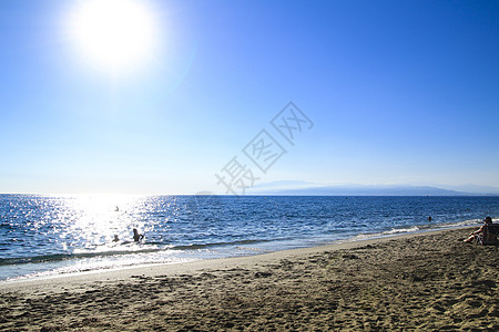上午在阿尔梅里亚州卡博德加塔的萨利纳海滩上蓝色天空晴天幸福海洋海岸泡沫日光海岸线地平线背景