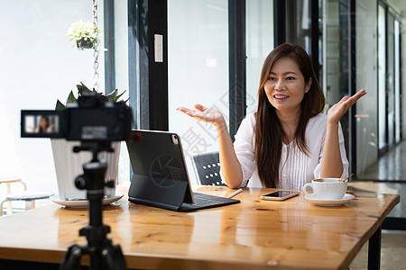 商业女性或博客在数码摄影机和现场直播中录制 vlog房间自由职业者营销溪流麦克风网络审查播送训练电脑图片