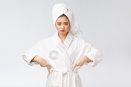 年轻美女洗完澡后穿着浴巾 在孤立的白色背景下用手指指着她专注黑发女性老板相机情绪成人性格情怀化妆品图片