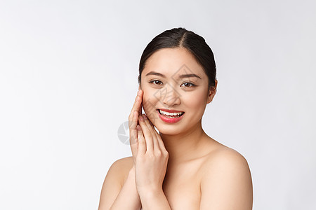 美丽的亚洲女人化妆 女孩手触摸脸颊和微笑 美丽的脸庞与健康隔离在白色背景治疗皮肤身体化妆品头发成人女性温泉护理工作室图片