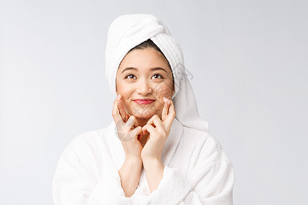 Spa 护肤美容亚洲女性在淋浴后用毛巾擦干头发 接触软皮肤的美丽的多种族女孩表情奶油浴衣卫生皮肤科护理洗澡温泉治疗微笑图片