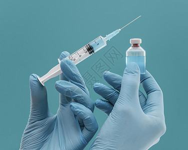 由戴手套的医生保管的疫苗瓶式注射器 高质量的美容照片概念图片