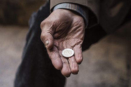 无家可归的人握着手硬硬币 高品质的美丽照片概念图片