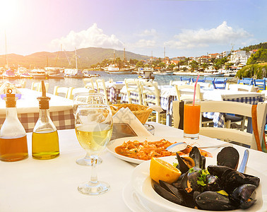 在希腊海边的希腊餐厅吃海食晚宴 阳光照耀图片