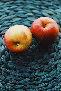两块新鲜成熟的小苹果 水果和有机食品饮食红色假期健康营养推广奢华绿色食物黄色图片