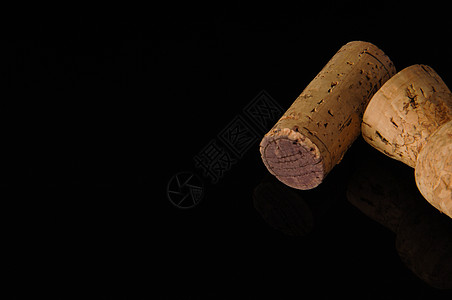 黑色背景上的葡萄酒瓶塞木头酒厂收藏瓶子团体软木棕色酒瓶酒精饮料图片