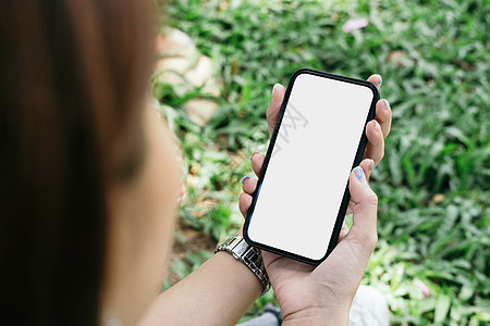 样机图像手机空白白色屏幕文本 女人手拿着短信和朋友聊天图片
