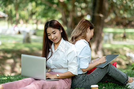 在大学或学校公园的小组项目中学习的女学生 快乐学习 社区团队合作和青年友谊理念图片