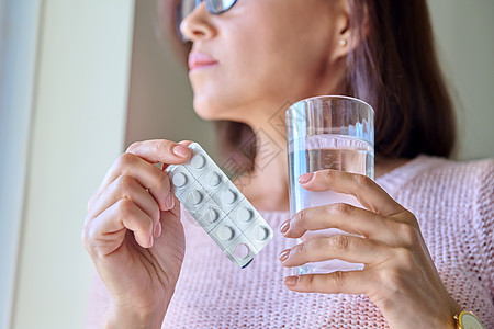 在成年妇女手中紧闭装有水杯的水的泡泡药丸药店药物偏头痛疼痛抗生素药剂玻璃药品诊断女性图片