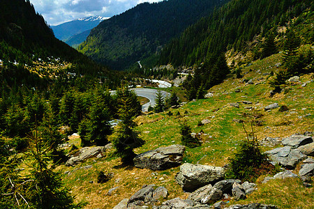 罗马尼亚山上一条闪亮的山路 高高在望图片
