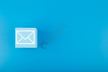 电子邮件概念 在蓝色背景和复制空间的蓝色背景下 在玩具广场上绘制信封图片