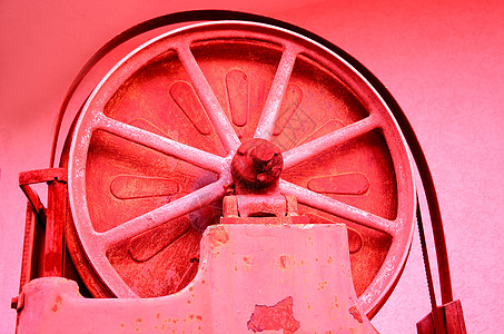红外线照片 一个锯子的旧车轮图片