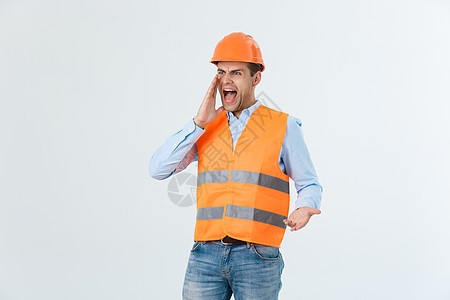 愤怒的建筑商或制造商对某人大喊大叫 认为这是一个愤怒的概念 孤立在白色背景和复制空间上建筑师头盔建筑叫喊安全工程师男性建设者修理图片