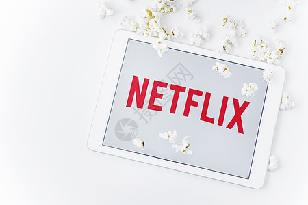 爆米花洒在 netflix 徽标附近 高品质照片图片