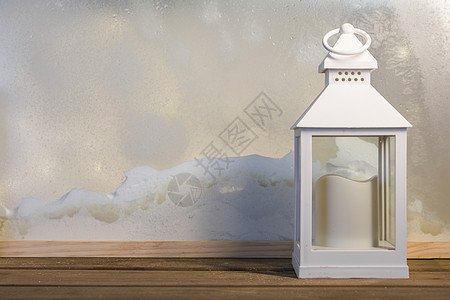 灯笼与蜡烛木板附近堆雪通过窗口 高品质照片背景图片