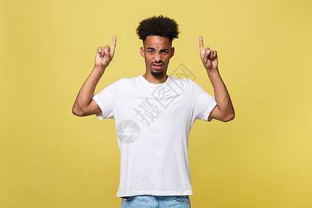 深肤色深厚的非裔美国青年男子举起一只手指向上工作学生黑色办公室公司男性工人商业人士套装图片