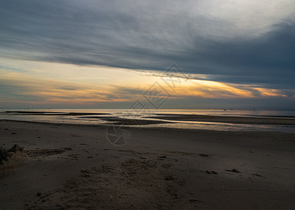 清晨日出在海面上 海滩 复制空间海岸地平线天堂海洋橙子风景假期蓝色日落阴影图片