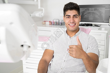 男人在牙医办公室给人拇指图片