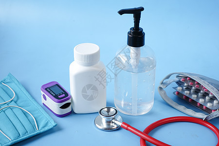 蓝色背景的外服面罩 温度计和洗手剂预防消毒剂桌子外科织物液体安全药品卫生医疗图片