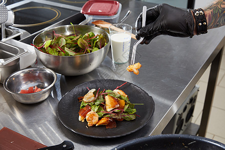 在豪华餐厅厨房烹饪虾沙拉的厨师手贴上桌子菜单咖啡店男人职业食谱沙拉食物盘子美食图片