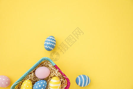五颜六色的复活节彩蛋小篮子黄色表 高品质美丽的照片概念图片