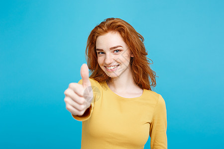 年轻时髦的破烂女孩的肖像 她笑着在摄像机上露出震动套装女性成人管理人员黑色白色工作室女士公司微笑图片