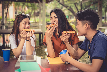 年轻的亚洲人手里拿着披萨庆祝 食物和友谊的概念 生活方式主题图片