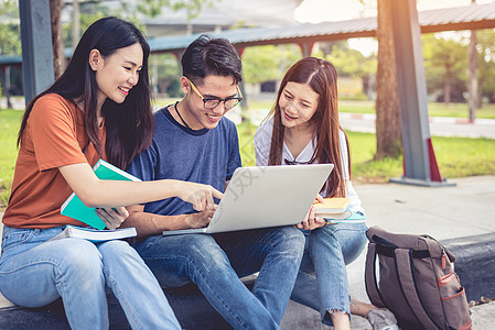 三名亚洲年轻校园学生一起享受辅导和阅读书籍 友谊和教育理念 校园学校和大学的主题 大学学习的快乐与有趣男人团体文件夹药片青少年假图片