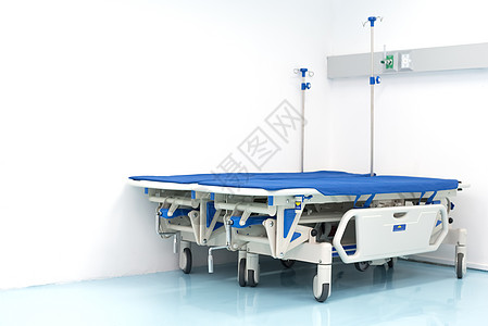 两张医院病床在房间角落上 医院和急诊室概念图片