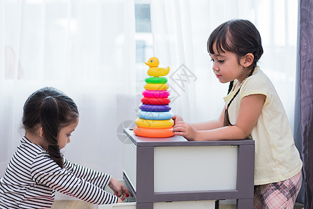 两个小女孩一起在家里玩小玩具球 教育和幸福的生活方式概念 有趣的学习和儿童发展主题 一群孩子创造力建筑游戏托儿所房间家庭苗圃童年图片