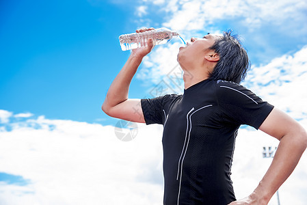 体育运动员在休息或休息时间 放松和体育概念时饮用纯净水图片