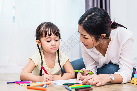 妈妈在美术课上教女儿画画 回到学校和教育理念 儿童和儿童主题 家庭甜蜜的家庭主题父母微笑教学绘画卡通片乐趣铅笔艺术童年女孩图片