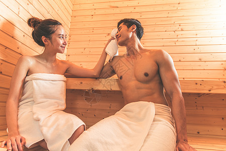 年轻亚洲夫妇或情人在桑拿室有浪漫的娱乐活动 皮肤护理热处理和身体清洁 用蒸汽浴洗清温泉 健康与蜜月概念 幸福共享恋人女孩蒸汽女性图片