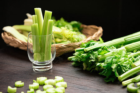 一堆新鲜的芹菜茎放在木桌上 叶子准备榨汁 健康蔬菜的食品和成分 新鲜草药和低卡路里 适合节食 富含维生素美食玻璃沙拉饮食烹饪养分图片