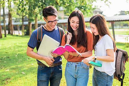 三名亚洲年轻校园学生一起享受辅导和阅读书籍 友谊和教育理念 校园学校和大学的主题 大学学习的快乐与有趣乐趣青少年团队男朋友朋友们图片