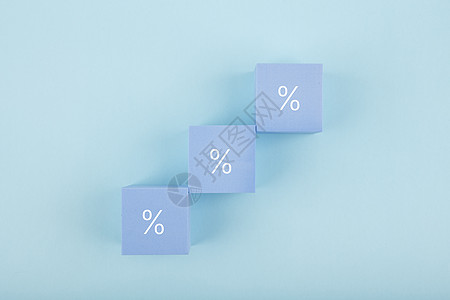 将玩具块作为梯子 在亮糊面蓝色背景上显示百分比符号速度贷款通货膨胀抵押商业市场价格销售经济高架图片