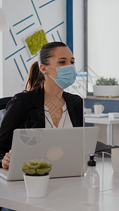 业务团队着眼于办公公司的财务战略工作电脑技术人士隔离工人安全感染疾病商业图片