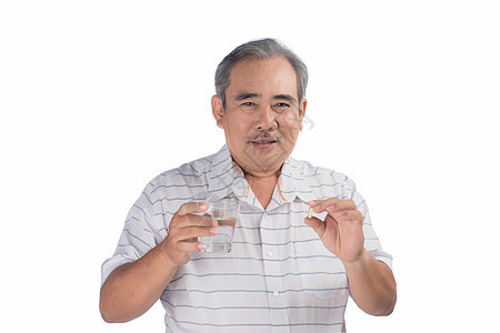 亚裔高官持有以白色隔离的奥米加3号胶囊老年成人男人维生素微笑男性医学卫生玻璃药物图片