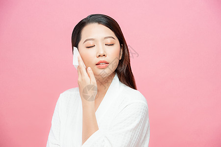 脸部皮肤护理 微笑的女人使用面部油抹纸肖像印迹组织床单控制化妆品女士图片