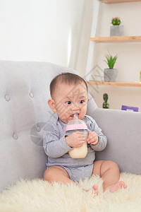 婴儿喝牛奶照片瓶子公式新生童年孩子食物儿童牛奶幸福男生图片
