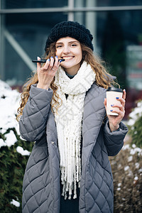 使用电话语音识别音频信息 Ai言语助听器等电话的Curly发型女性肖像 在户外渡假图片