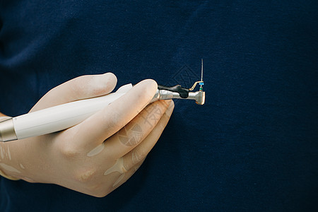特写牙医手与去除牙神经的特殊工具 牙医骨科医生工具 牙种植术中使用的手术器械图片