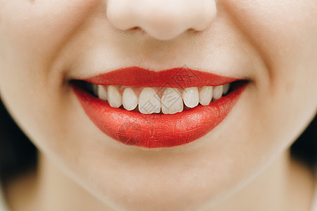 牙齿美白程序后微笑 有魅力的女人带着美丽健康的笑容微笑着 审美牙科 专业洗牙 女病人漂亮的假牙背景图片