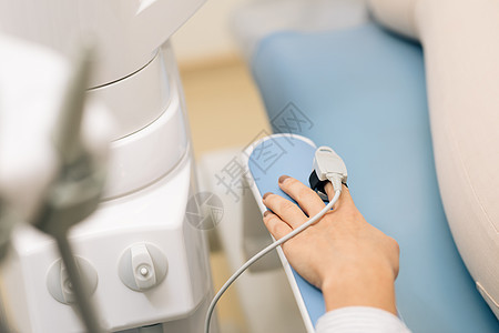 特写用于医疗诊所患者的脉搏血氧仪 19 2019-nCoV 患者概念 病人手上的心率监测器 保护健康的现代技术图片