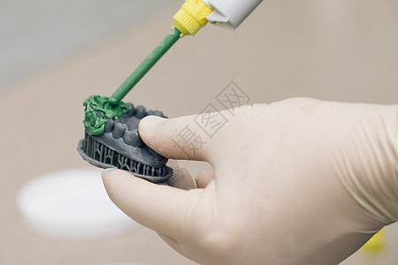 为临时贴面制作模板 牙科技术进步 在口腔诊所内的专业 3D 打印机上打印的牙科高生产率模型图片