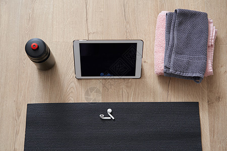 健身前对平板 耳机 瑜伽垫和毛巾的顶端视图房间生活方式身体运动垫电脑手机锻炼瑜伽运动健身房图片