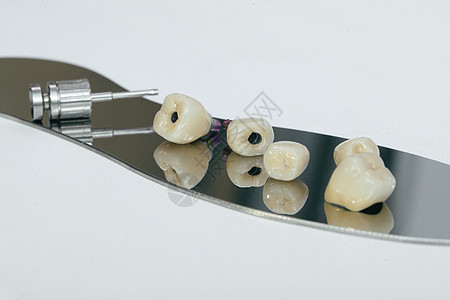 单体螺丝在植入物上保留了冠 螺丝和手动钥匙 用于与皇冠乱搞 Zirconcium克朗和混合配方图片