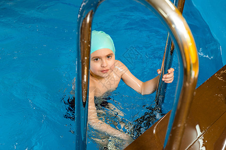 男孩在室内游泳池游泳 在游泳课期间玩得开心学习水池班级青少年风镜游泳衣活动蓝色泳装童年图片